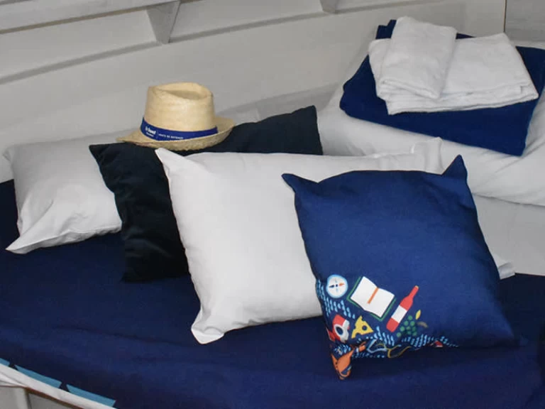 Motorboat for rent Fontenoy-le-Château at the best price