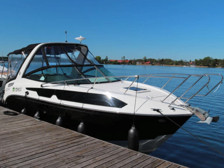 Bareboat Rental Motorboat Bayliner with a boat licence