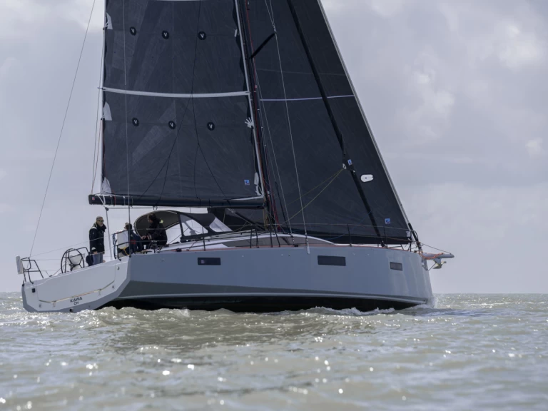 Sailboat for rent Larmor-Plage at the best price