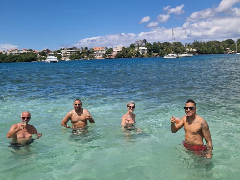 Motorboat rental with or without captain aback 24 Les Trois-Îlets