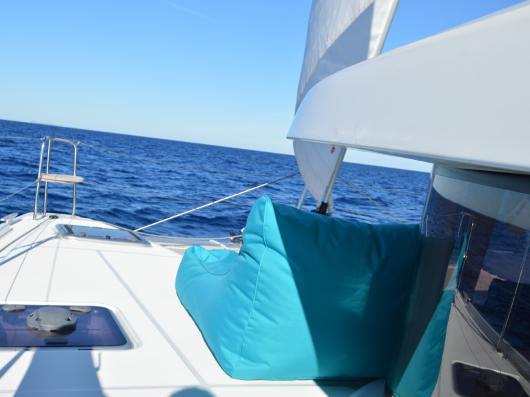 Lagoon Lagoon 42 in Simpson Bay on SamBoat