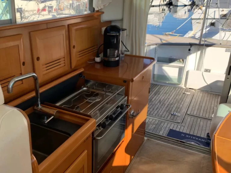 Bénéteau Antares 10.80 Fly in Roses on SamBoat