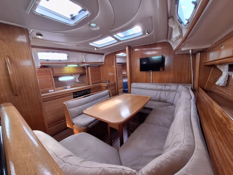 Boat rental Bavaria Bavaria 39 Cruiser in Hjellestad on Samboat