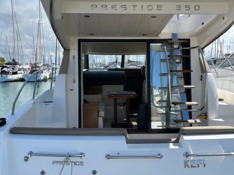 Motorboat rental in Les Sables-d'Olonne - Jeanneau Prestige 350 Fly
