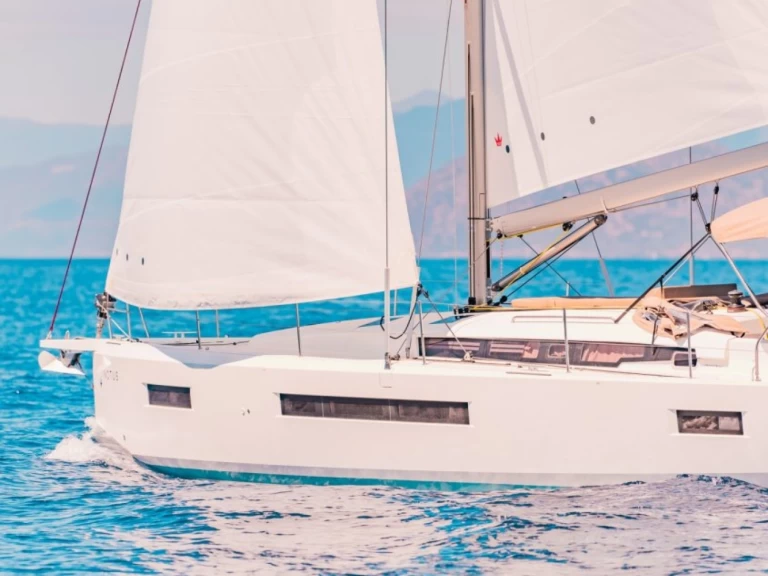 Sailboat for rent Lávrio at the best price