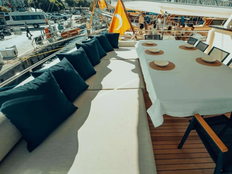 Bareboat Rental Luxury Yacht Custom with a boat licence