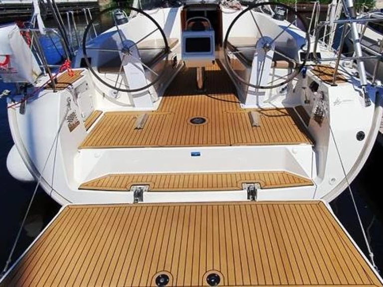 Rent a Bavaria Cruiser 41 Alimos