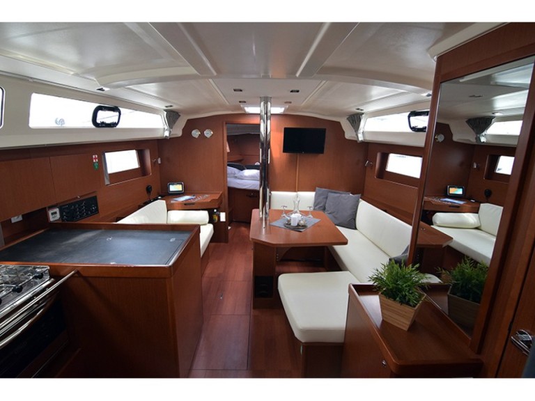 Bénéteau Oceanis 41.1 charter bareboat or captained in  Alimos