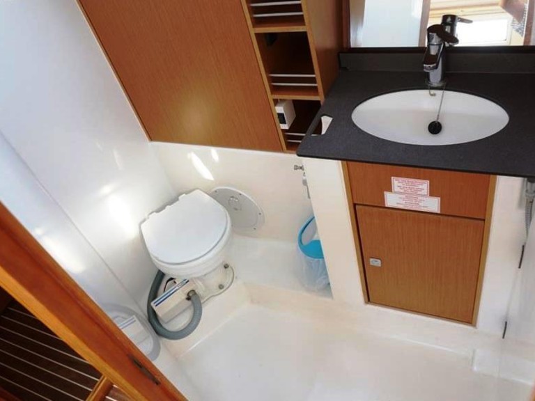 Sailboat rental in Kalamariá - Bavaria Cruiser 41