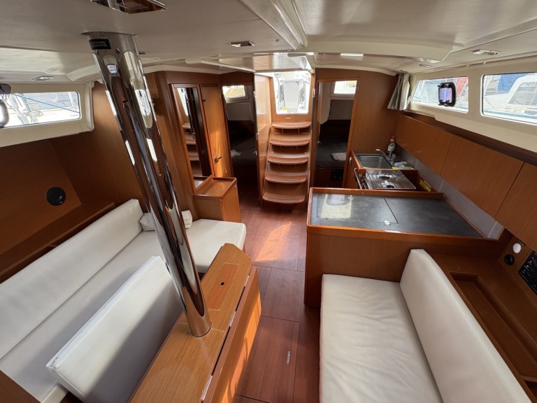 Bénéteau Oceanis 41.1 in San Miguel De Abona on SamBoat