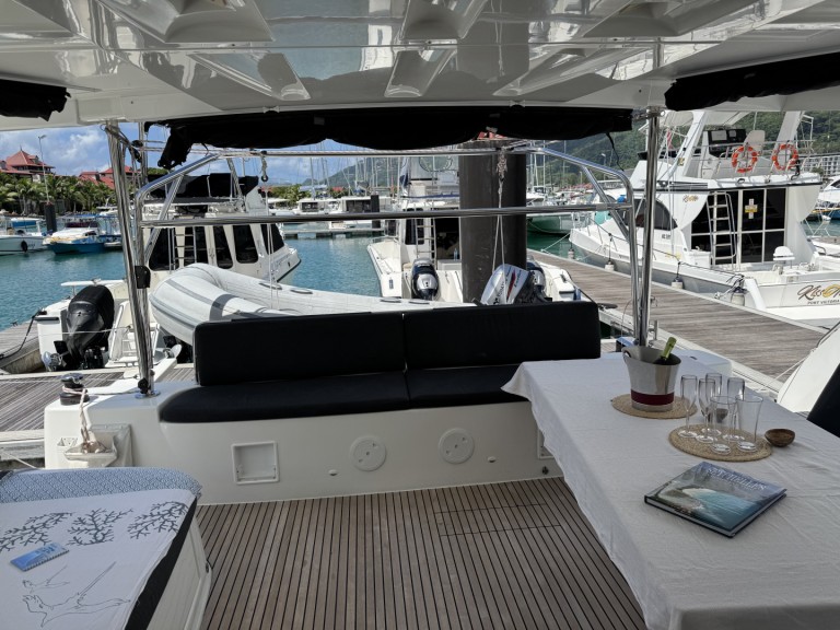 Yacht charter Mahé cheap Lagoon 46