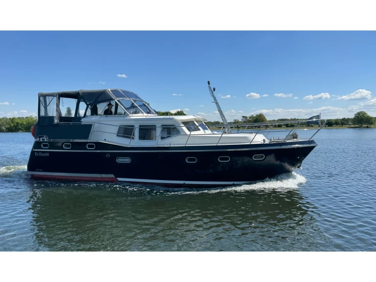 Bareboat Rental Motorboat De Drait with a boat licence