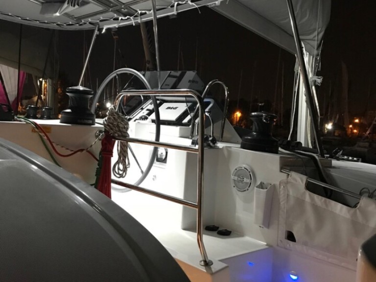 Lagoon Lagoon 450 F in Alimos on SamBoat