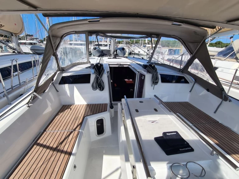 Rent a Bénéteau Oceanis 40.1 Kos
