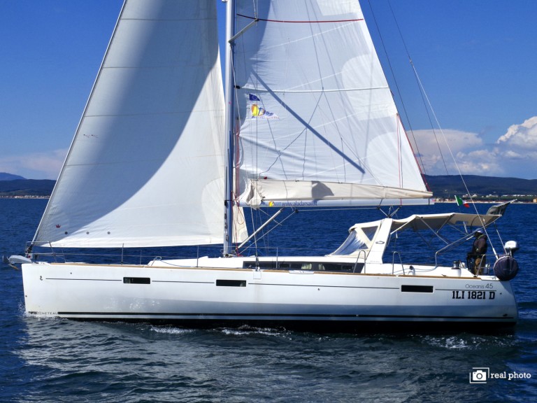 Bénéteau Oceanis 45 in Cannigione on SamBoat