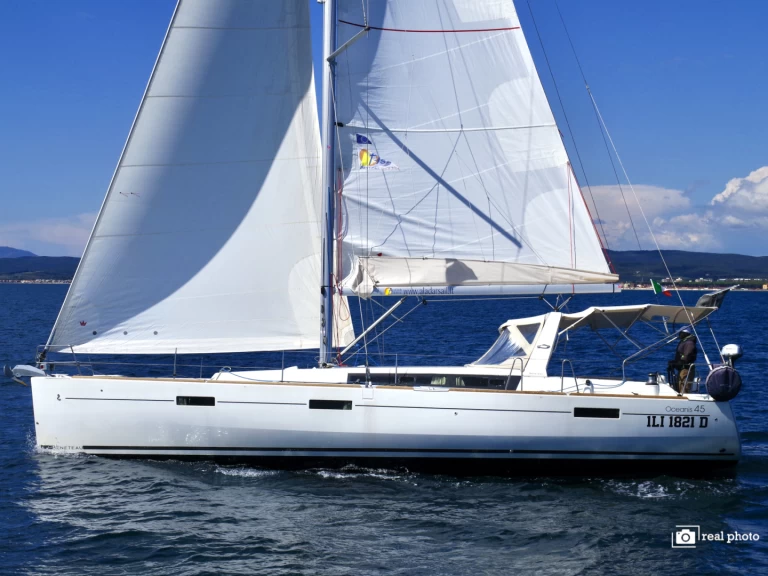 Bénéteau Oceanis 45 in Cannigione on SamBoat