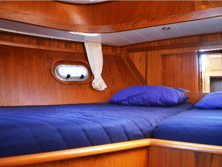 Bareboat Rental Motorboat De Drait with a boat licence