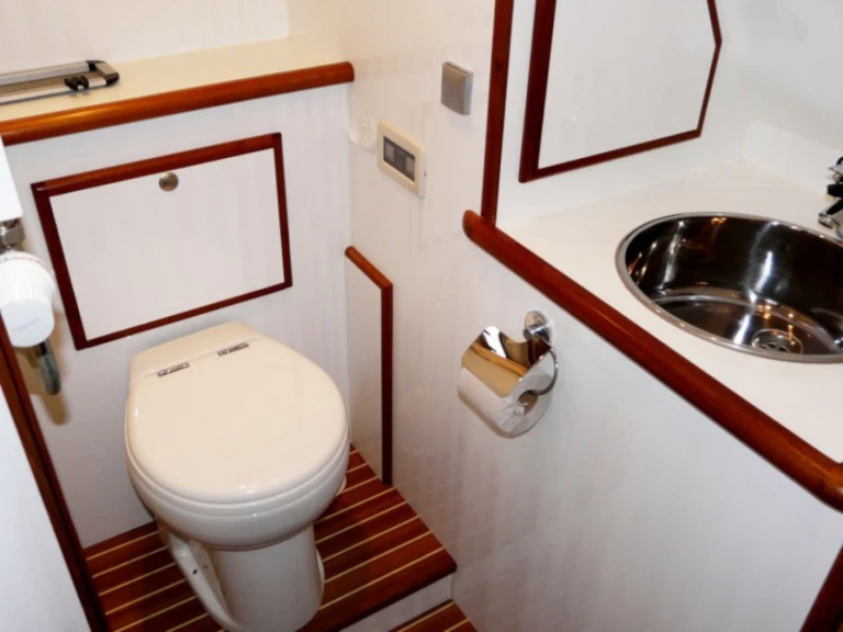 Bareboat Rental Motorboat De Drait with a boat licence