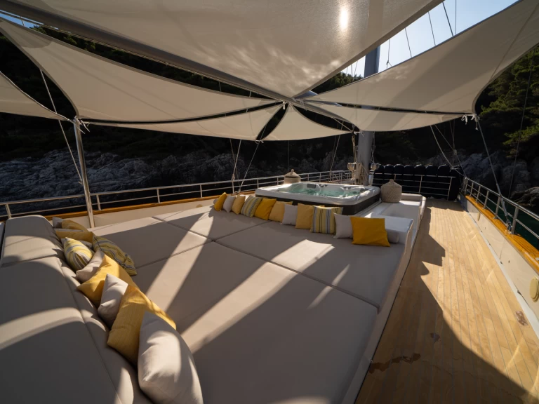  Luxury Sailing Yacht Dalmatino in Split on SamBoat