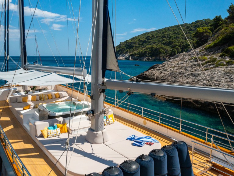Rent a  Luxury Sailing Yacht Dalmatino Split