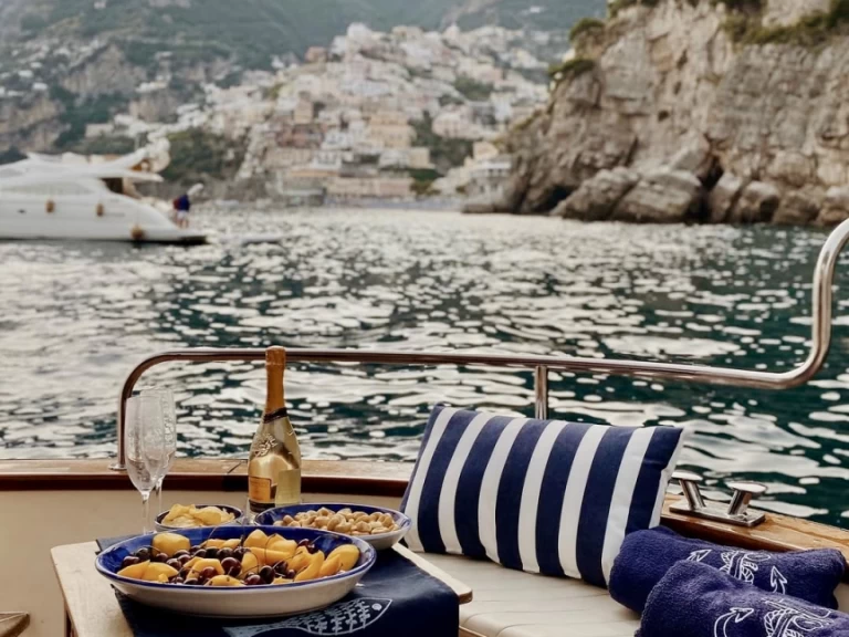 Motorboat for rent Sorrento at the best price