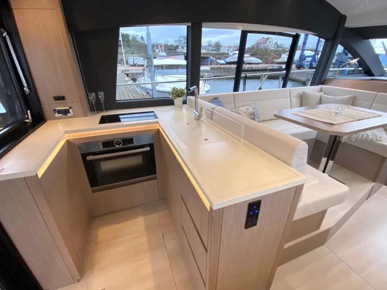 Rent a Sealine Sealine F430 Kaštela