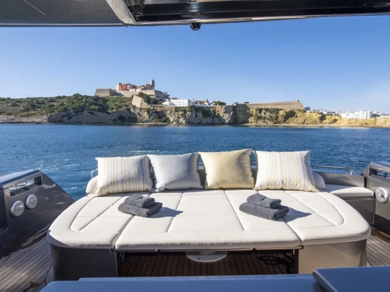 Boat rental Pershing Pershing 62 in Ibiza Town on Samboat