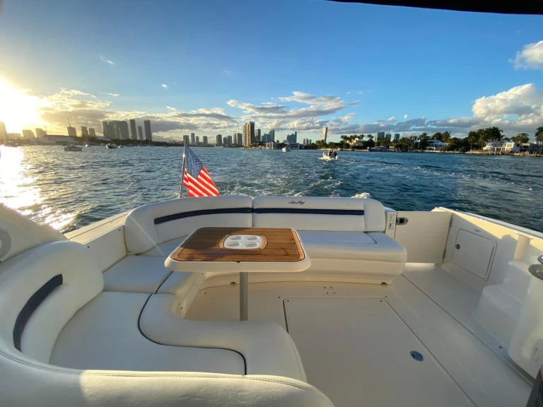 Sea Ray Sea Ray 480 Sundancer in Miami Beach on SamBoat