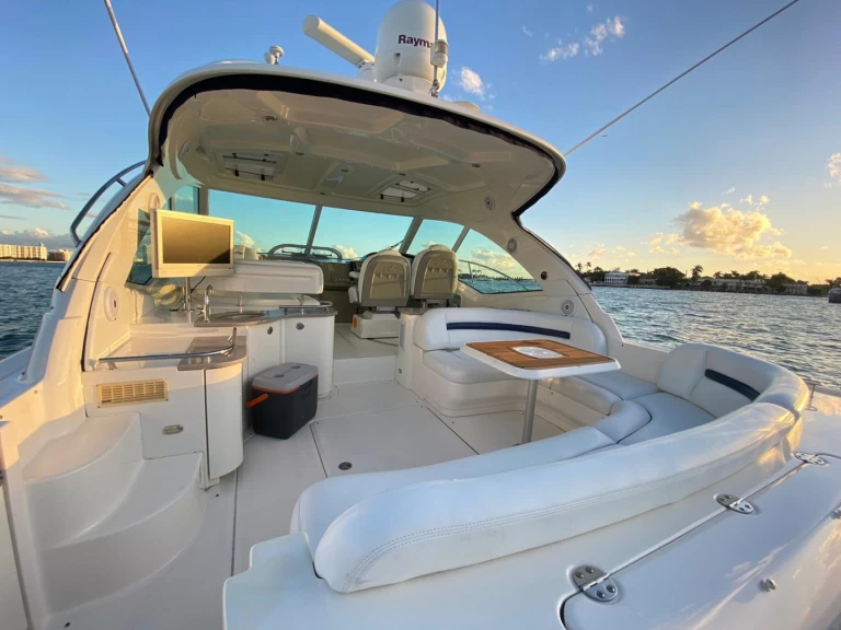Yacht charter Miami Beach cheap Sea Ray 480 Sundancer