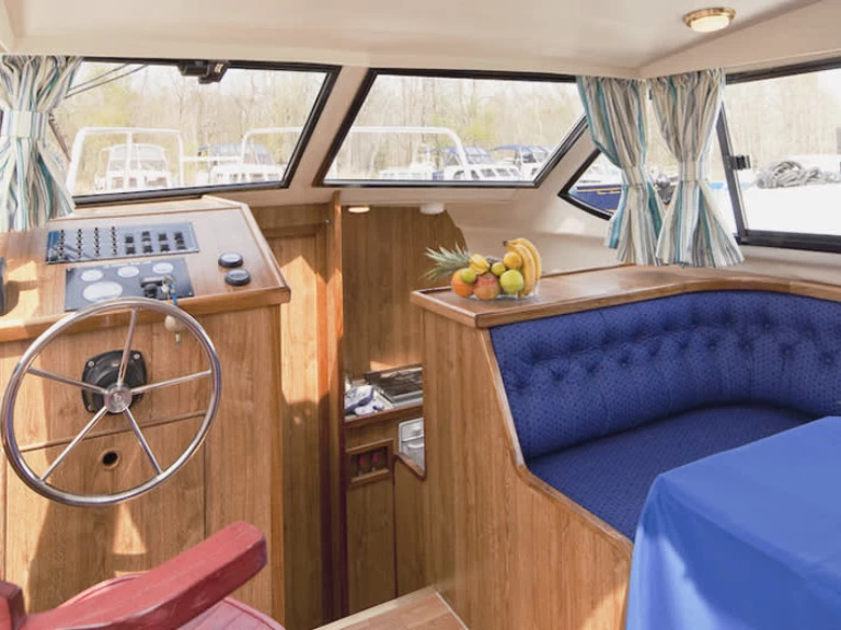 Motorboat rental with or without captain Le Boat Vinkeveen