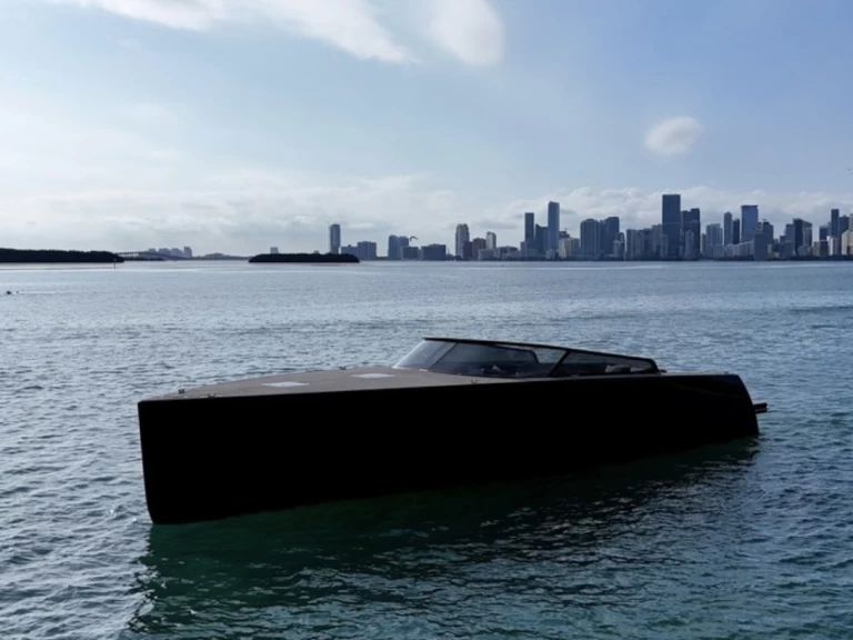 Bareboat Rental Motorboat VanDutch with a boat licence