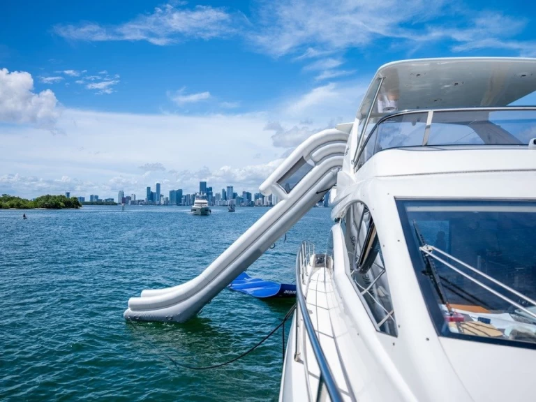Boat rental Azimut Azimut 60 Fly in Miami Beach on Samboat