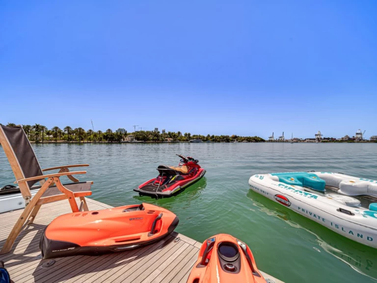 Luxury Yacht rental in Miami Beach - Leopard 105' Leopard