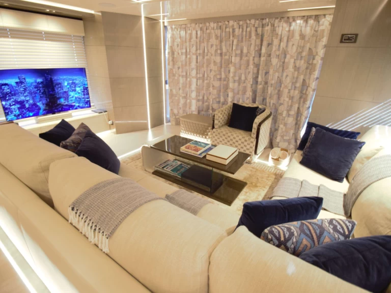 Bareboat Rental Luxury Yacht Custom with a boat licence