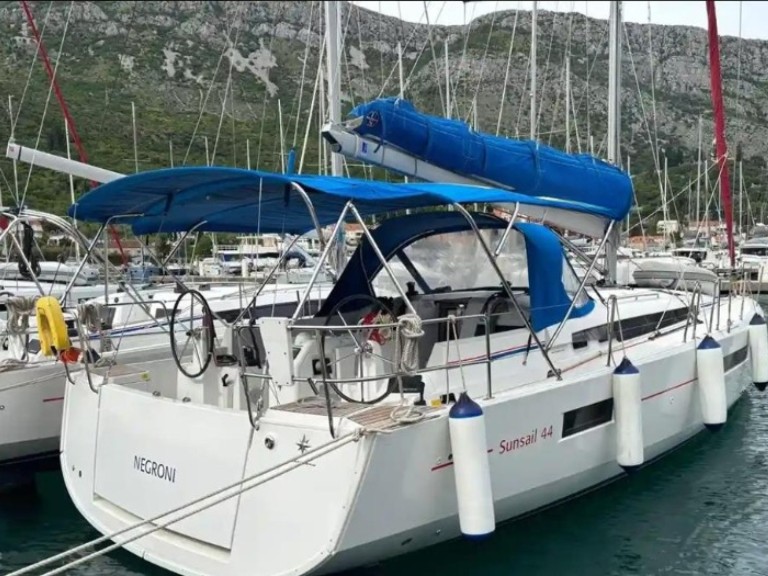 Boat rental Jeanneau Sun Odyssey 440 in Alimos on Samboat