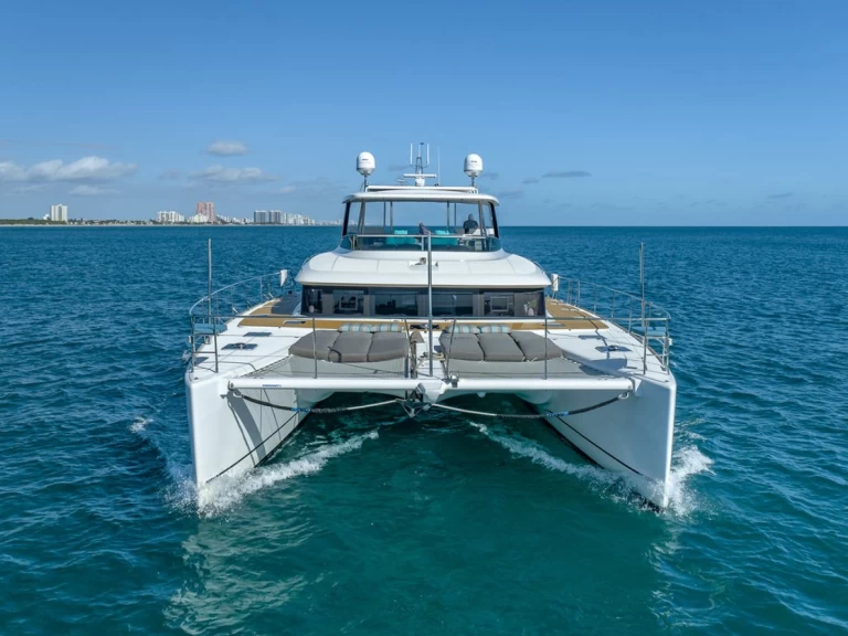 Bareboat Rental Luxury Yacht Lagoon with a boat licence