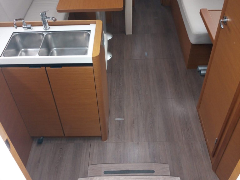 Sailboat rental with or without captain Jeanneau Procida