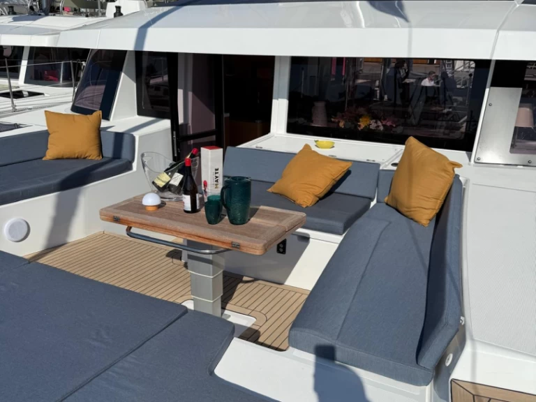 Rent a Bali Bali 5.2 6-cab Furnari