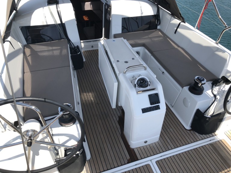 Jeanneau Sun Odyssey 440 in Alimos on SamBoat