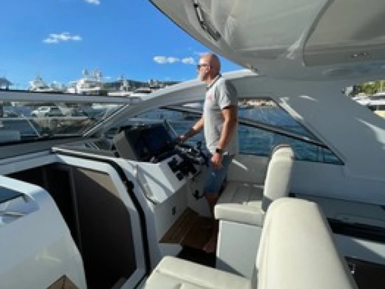 Motorboat rental with or without captain Sealine El Toro