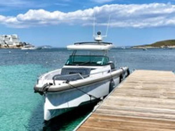 Bareboat Rental Motorboat Axopar with a boat licence