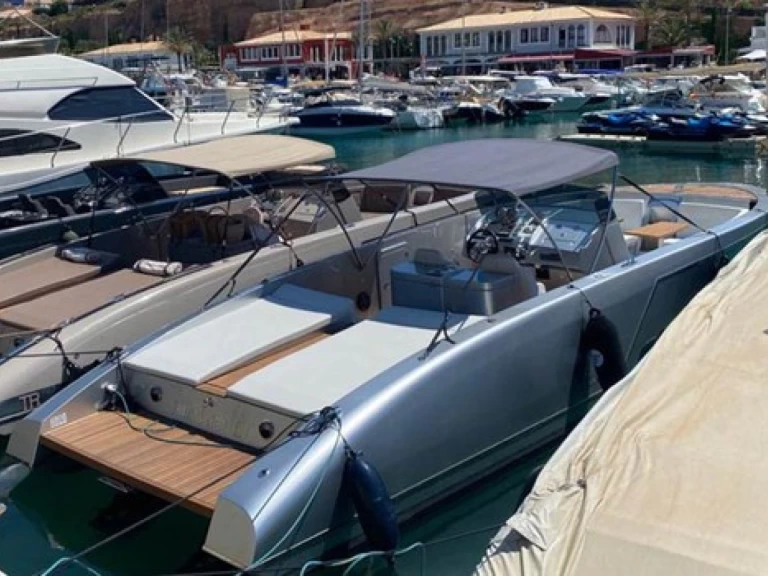 Bareboat Rental Motorboat Frauscher with a boat licence