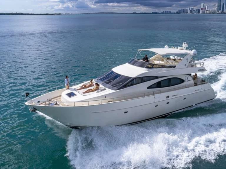 Boat rental Azimut Azimut 70 in Miami Beach on Samboat