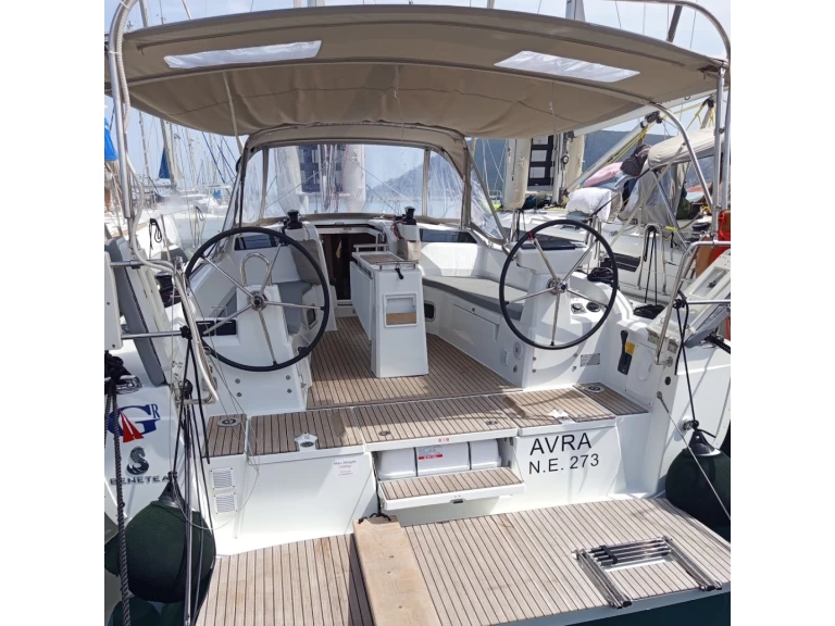 Rent a Bénéteau Oceanis 37.1 Lefkáda