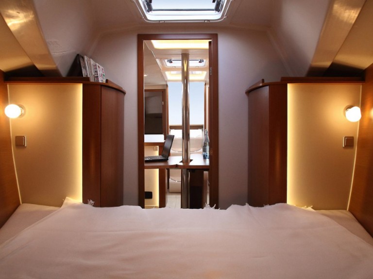 Hanse Hanse 325 in Alimos on SamBoat