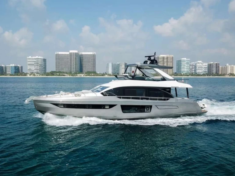 Luxury Yacht rental in Miami Beach - Azimut Spysea