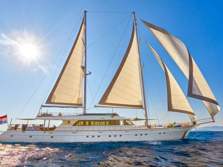 Rent a  LADY GITA Split