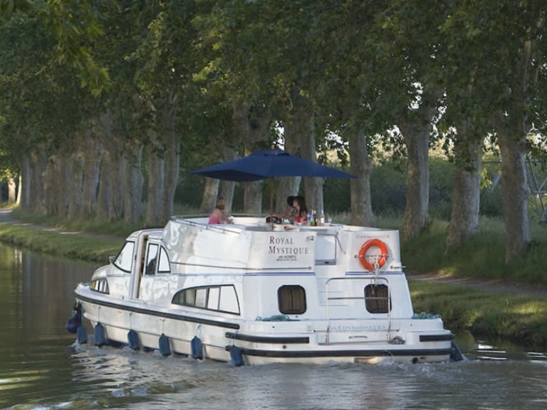 Motorboat rental in Decize - Le Boat Royal Mystique B