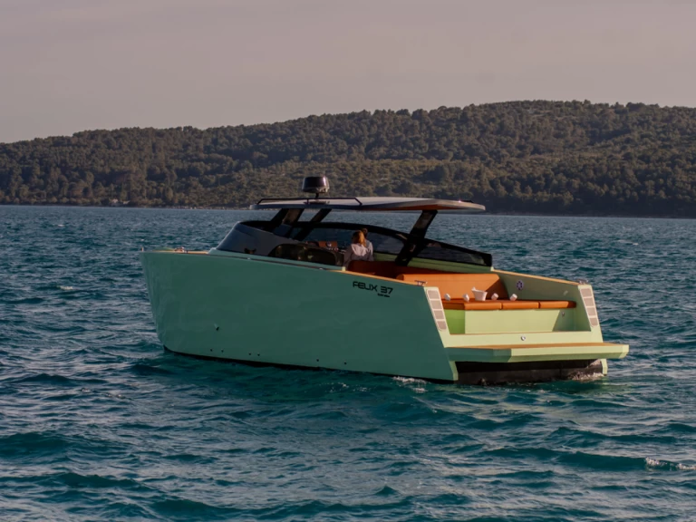Bareboat Rental Motorboat Felix with a boat licence