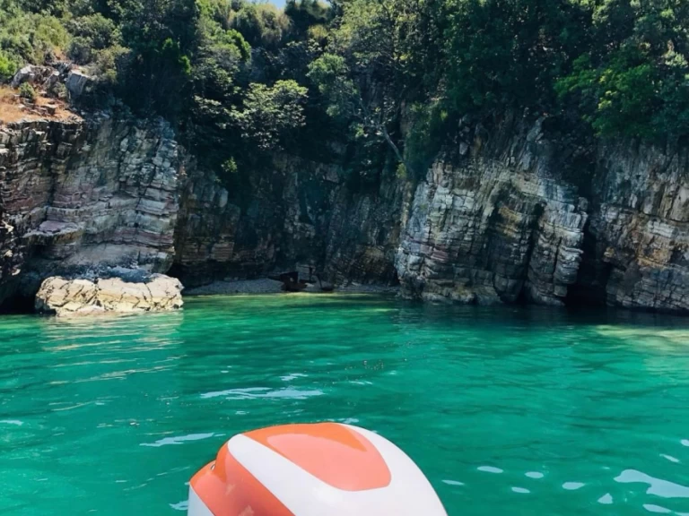 Motorboat for rent Sarandë at the best price